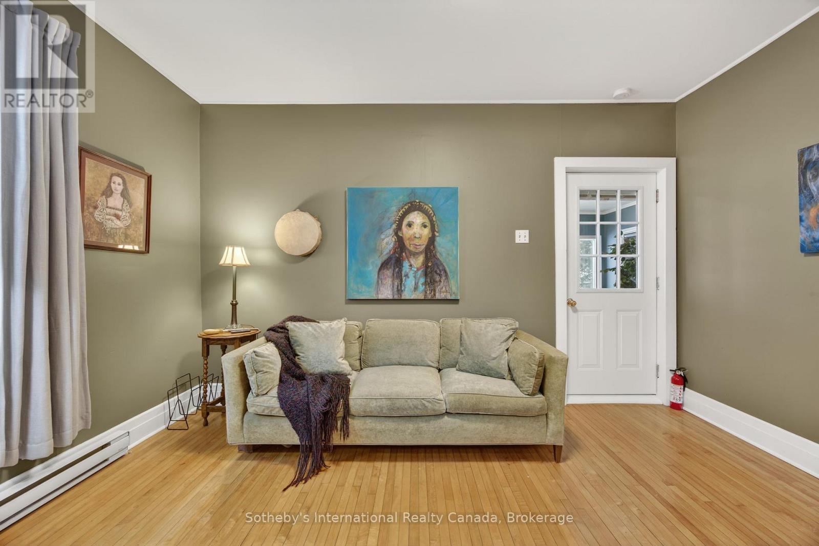 516 High Street, Georgian Bay (Freeman), ON - Indoor Photo Showing Living Room