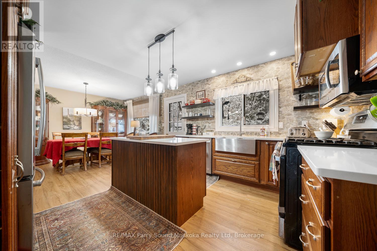 37 Louisa Street, Parry Sound, ON - Indoor Photo Showing Kitchen With Upgraded Kitchen