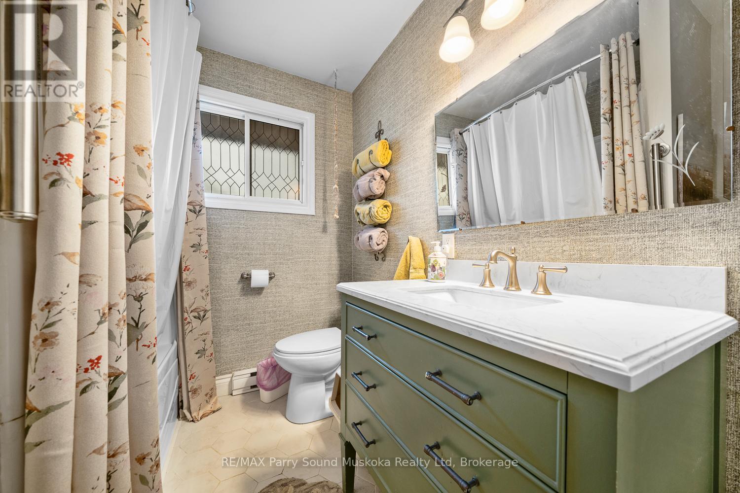 37 Louisa Street, Parry Sound, ON - Indoor Photo Showing Bathroom