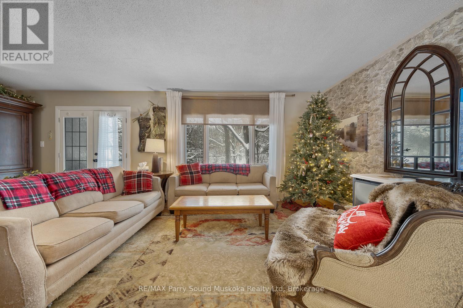 37 Louisa Street, Parry Sound, ON - Indoor Photo Showing Living Room