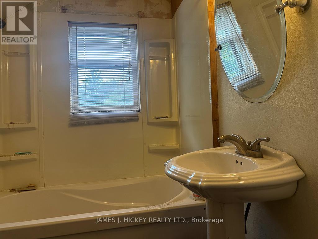 979 Lea Street, Pembroke, ON - Indoor Photo Showing Bathroom