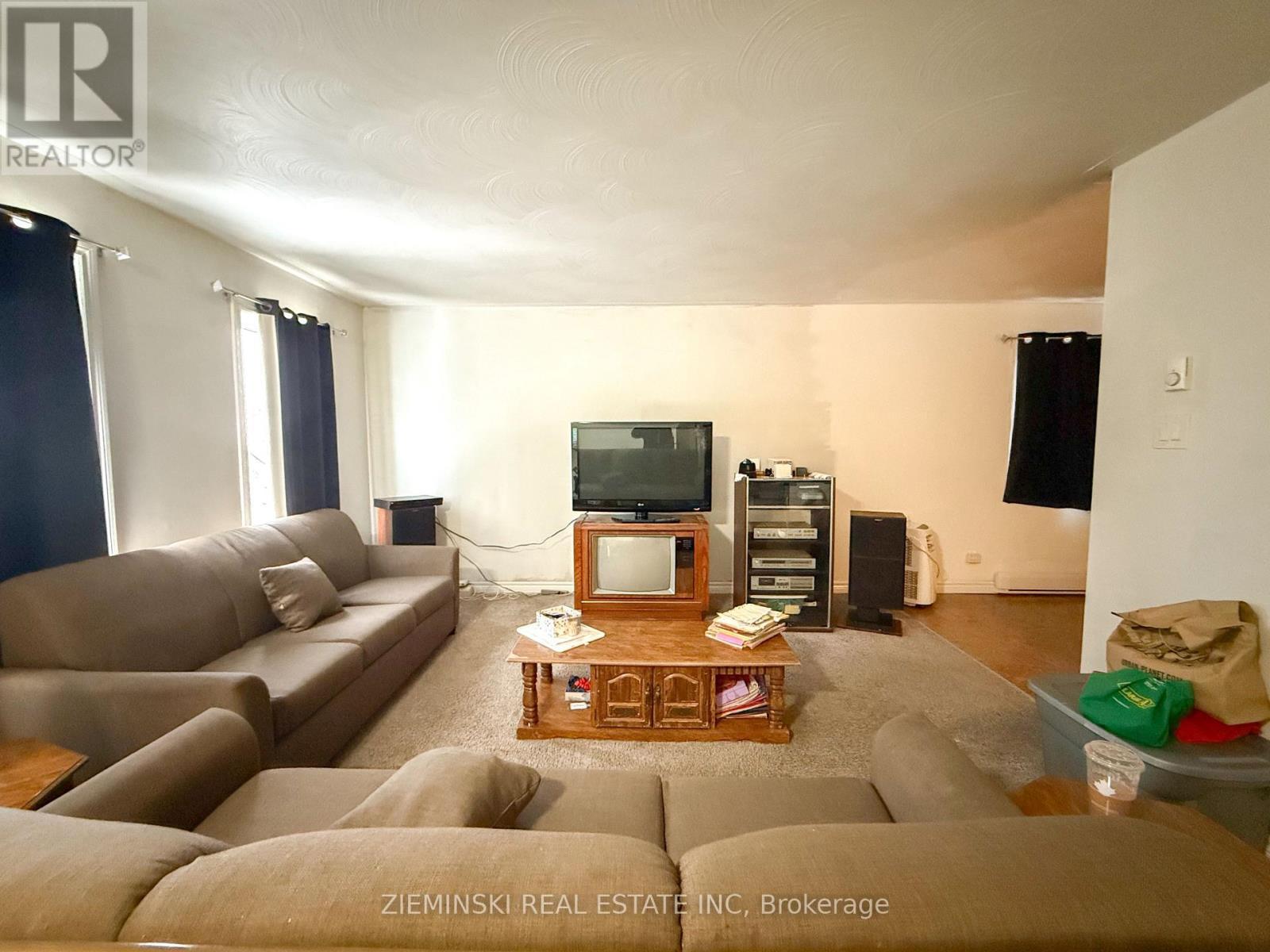 6128 King Street, Timmins (Porcupine - East), ON - Indoor Photo Showing Living Room