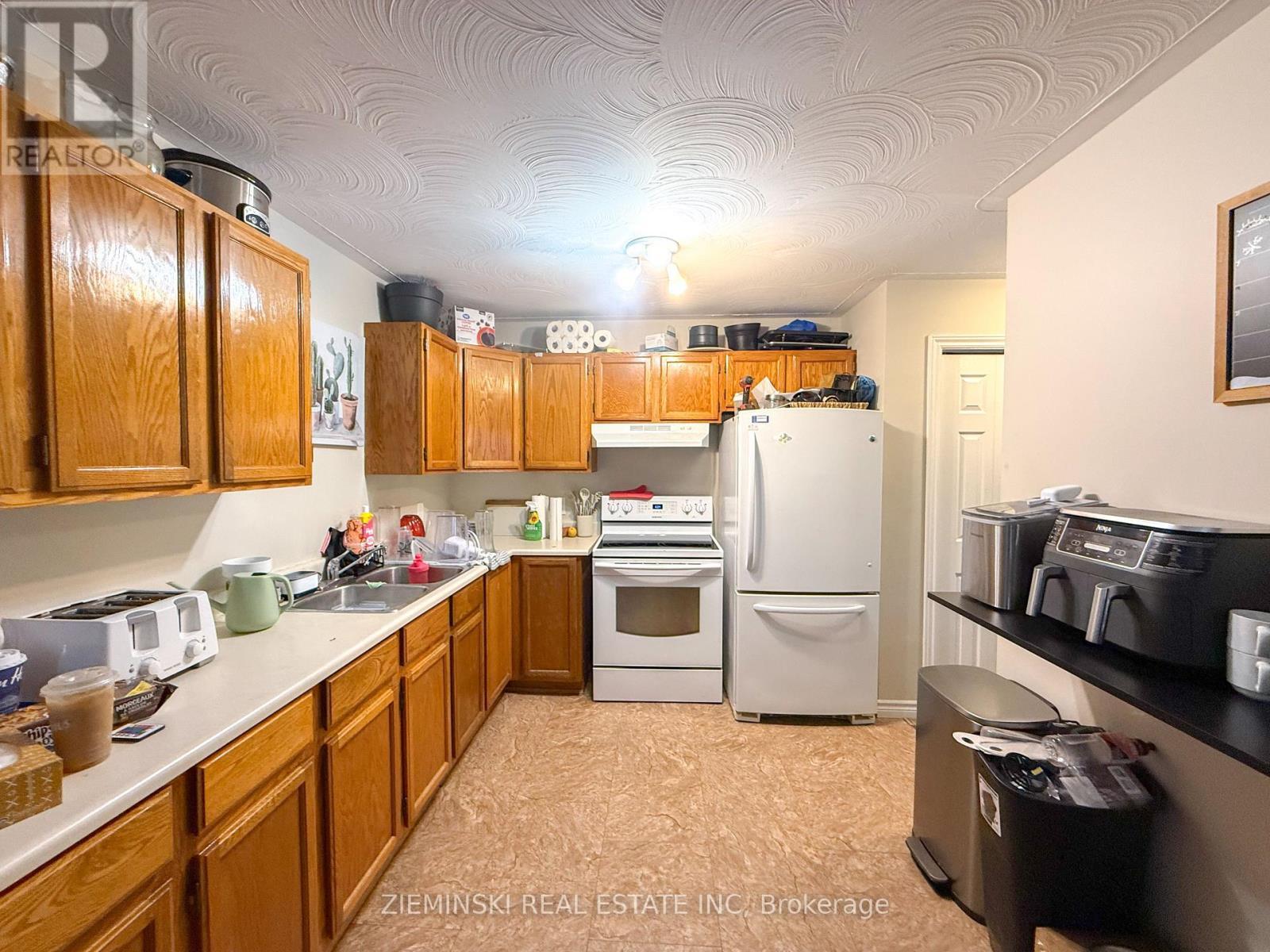 6128 King Street, Timmins (Porcupine - East), ON - Indoor Photo Showing Kitchen With Double Sink