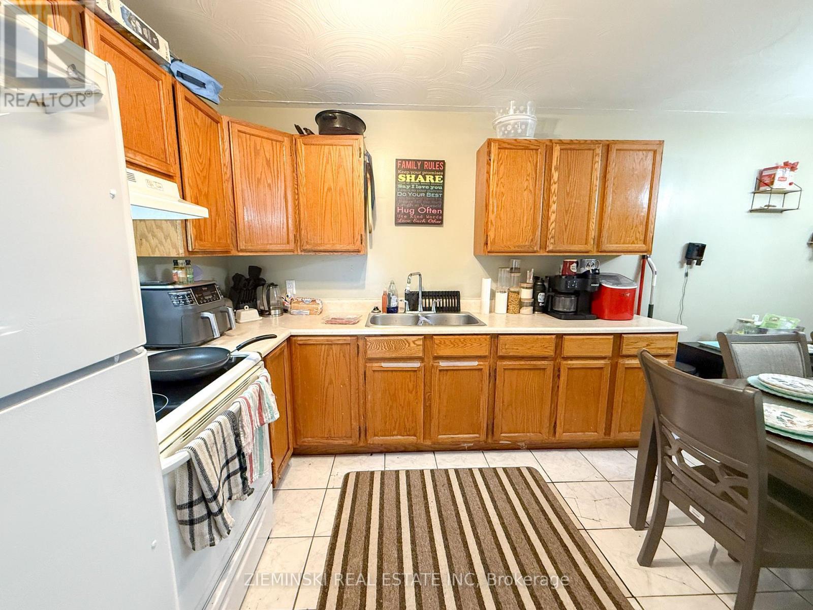 6128 King Street, Timmins (Porcupine - East), ON - Indoor Photo Showing Kitchen With Double Sink