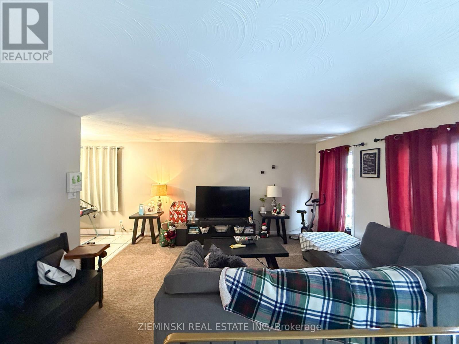 6128 King Street, Timmins (Porcupine - East), ON - Indoor Photo Showing Living Room