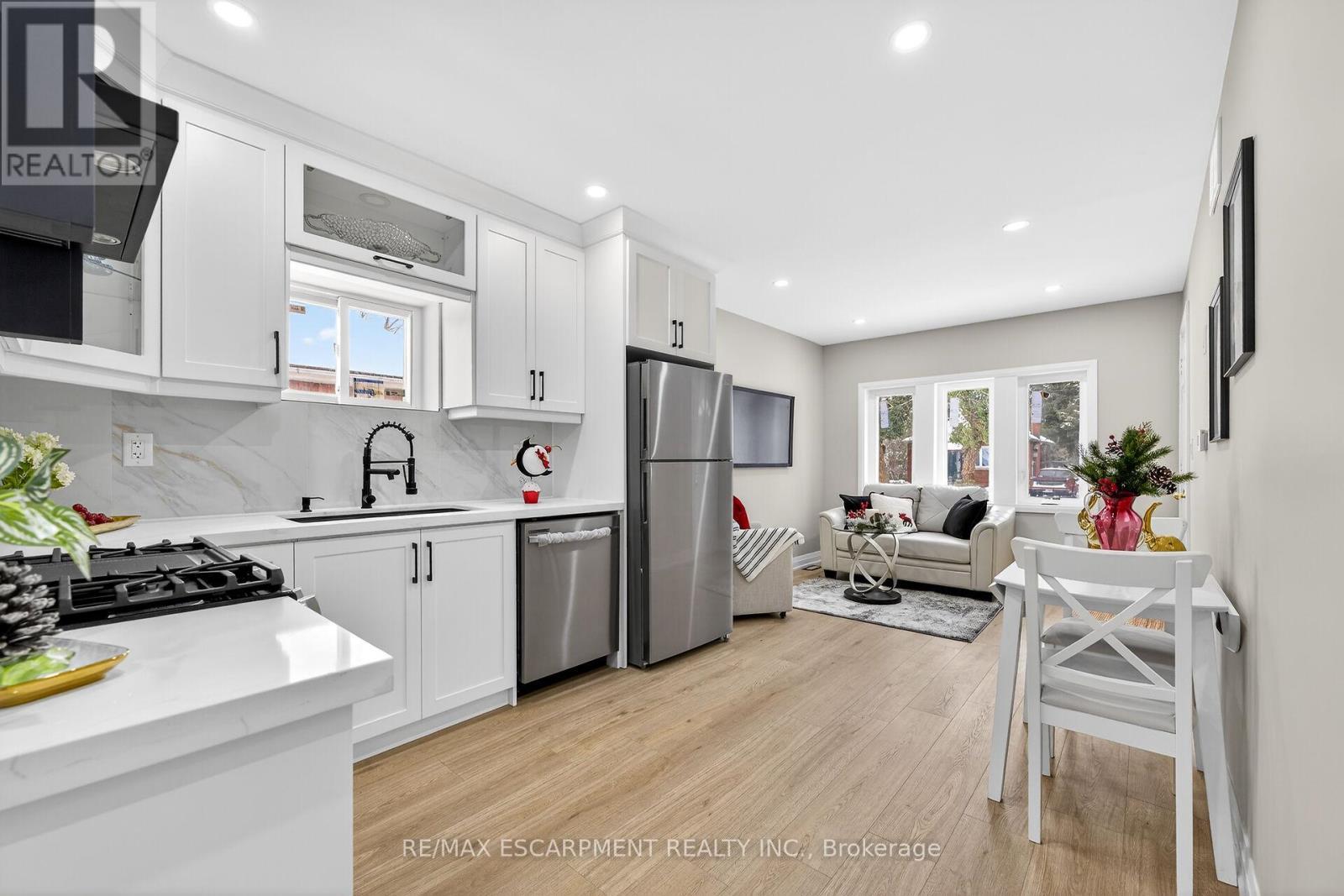 257 Broadway Avenue, Hamilton, ON - Indoor Photo Showing Kitchen With Upgraded Kitchen