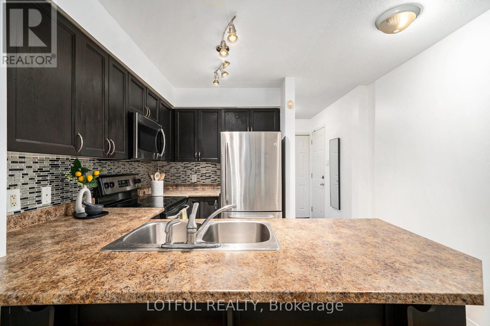 58 Steele Park Private, Ottawa, ON - Indoor Photo Showing Kitchen With Double Sink With Upgraded Kitchen