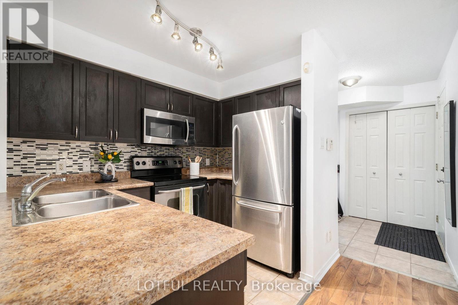 58 Steele Park Private, Ottawa, ON - Indoor Photo Showing Kitchen With Double Sink With Upgraded Kitchen