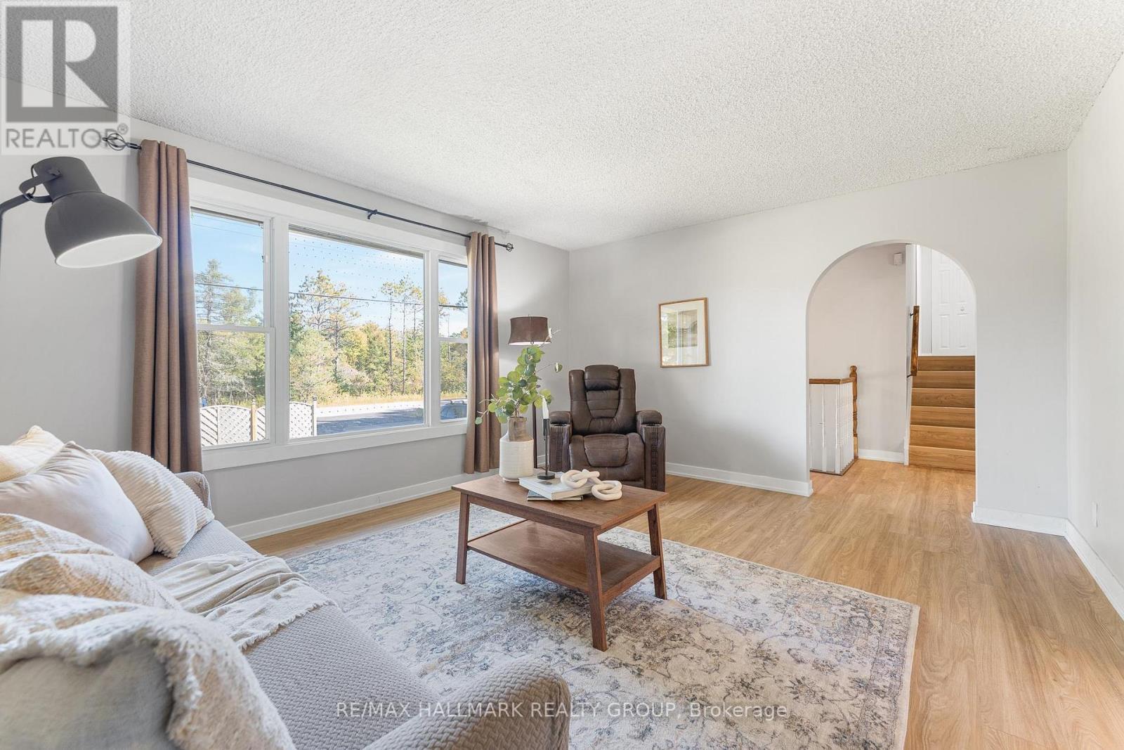 3960 Farmers Way, Ottawa, ON - Indoor Photo Showing Living Room