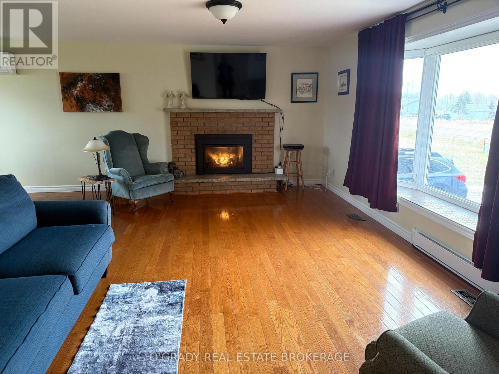 4472 Lords Mills Road, Augusta, ON - Indoor Photo Showing Living Room With Fireplace