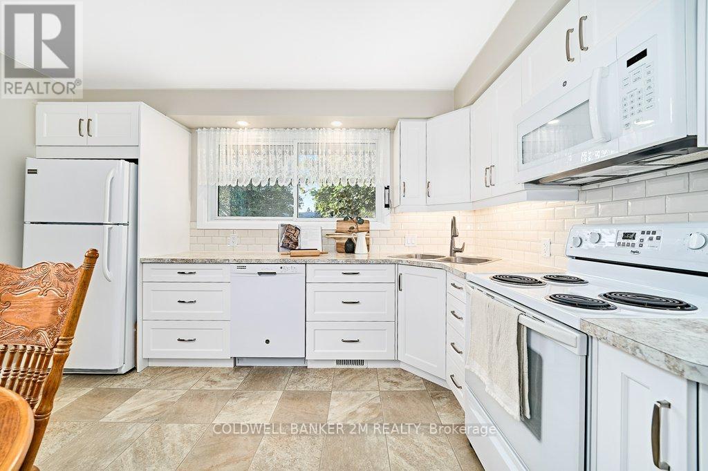 657 Balmoral Drive, Oshawa (Mclaughlin), ON - Indoor Photo Showing Kitchen