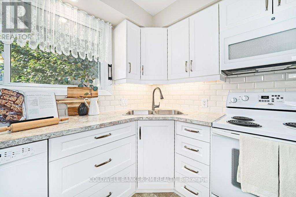 657 Balmoral Drive, Oshawa (Mclaughlin), ON - Indoor Photo Showing Kitchen