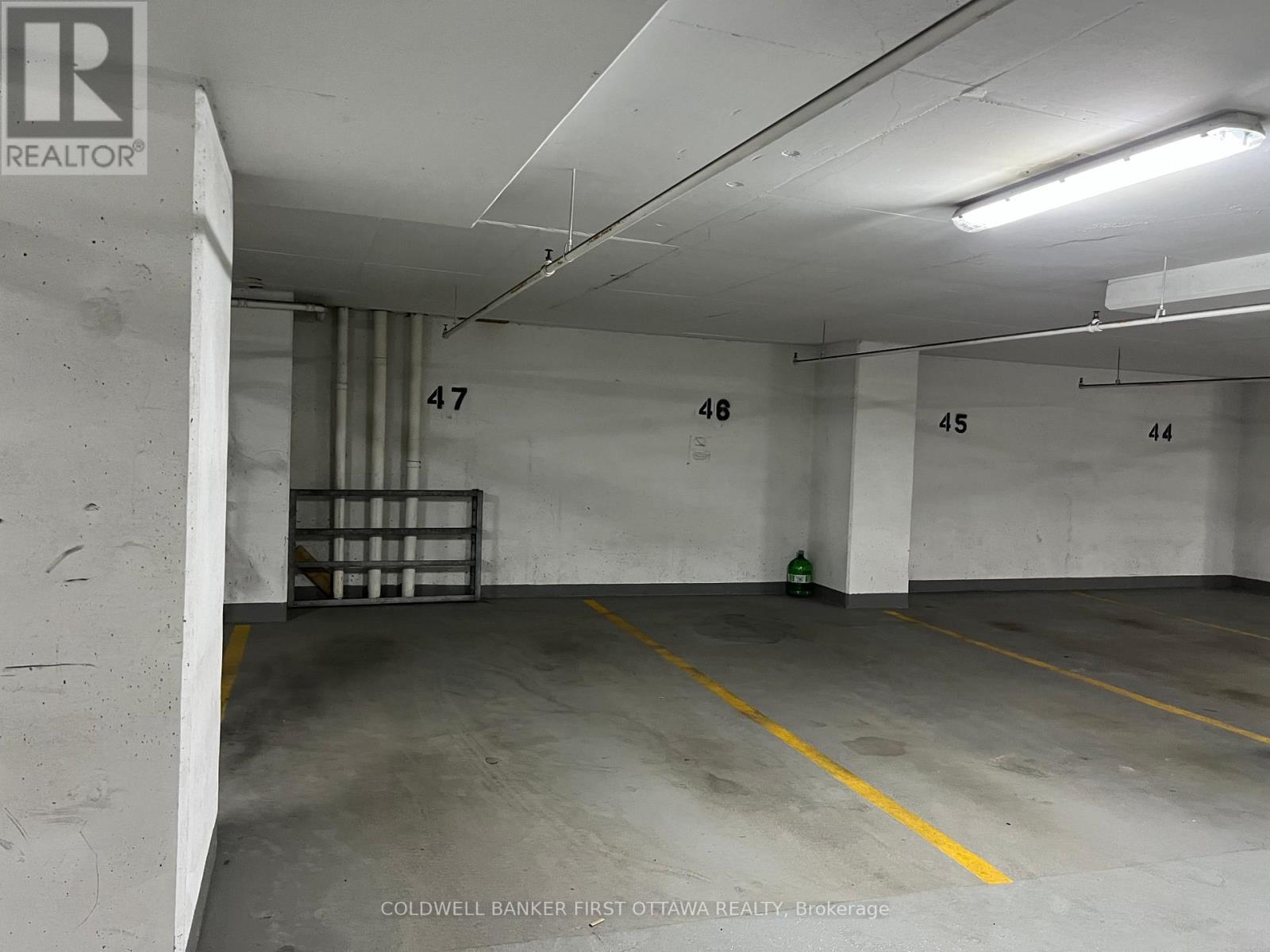 914 - 324 Laurier Avenue W, Ottawa, ON - Indoor Photo Showing Garage