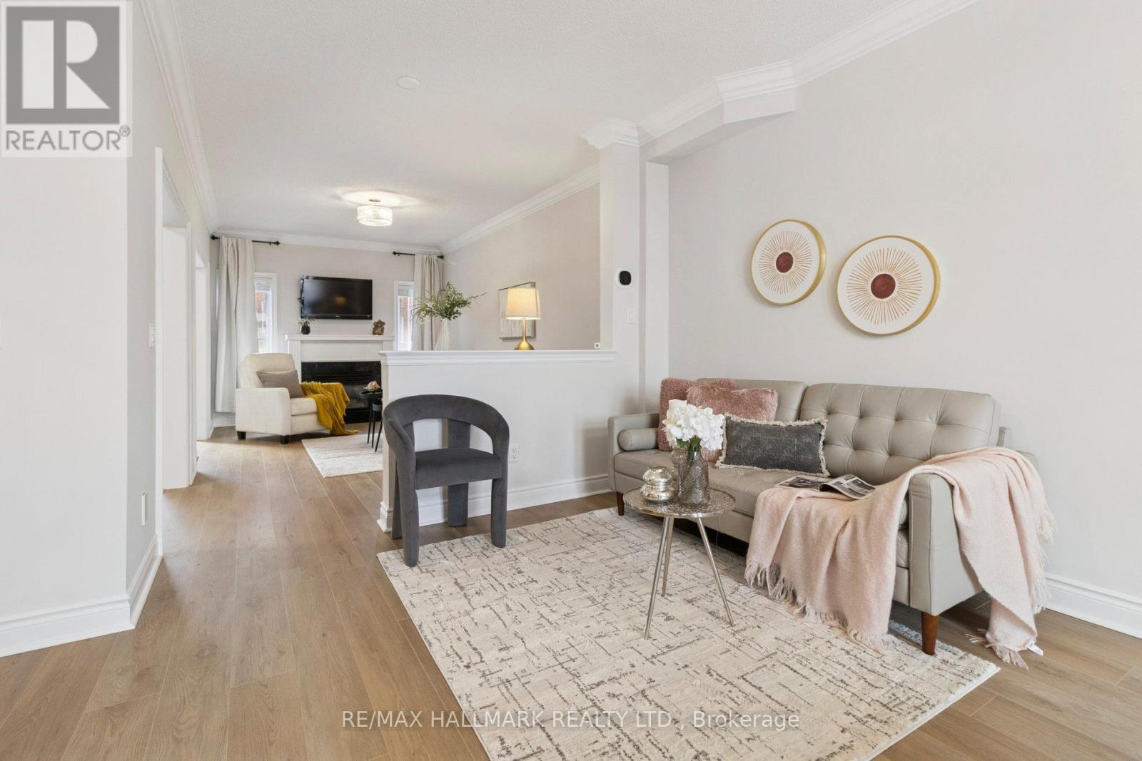 8 Mistywood Crescent, Vaughan, ON - Indoor Photo Showing Living Room