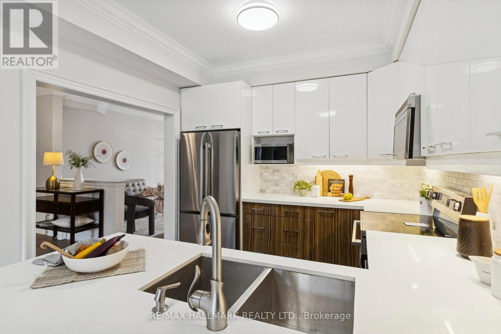 8 Mistywood Crescent, Vaughan, ON - Indoor Photo Showing Kitchen With Stainless Steel Kitchen With Upgraded Kitchen