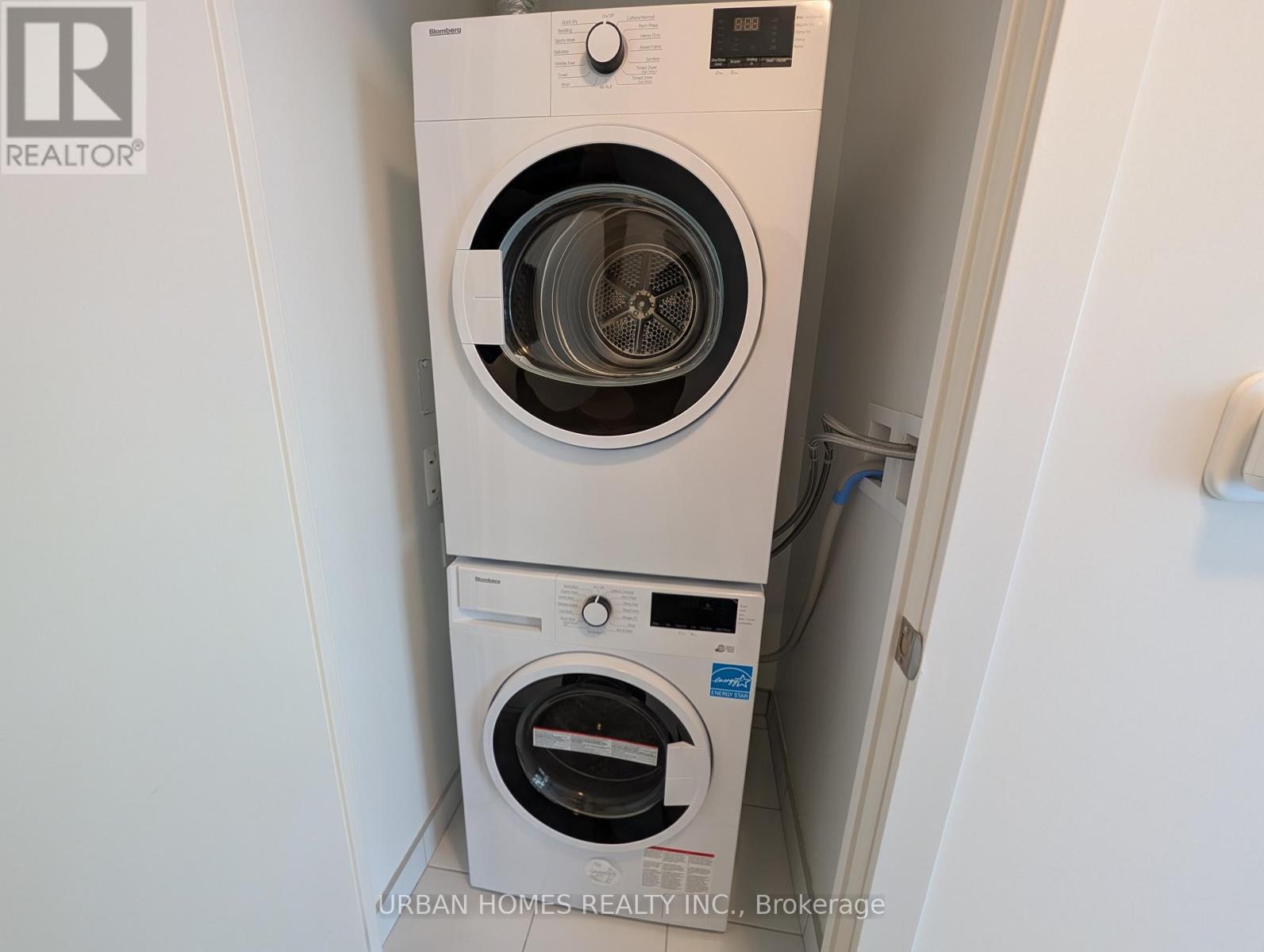 1120 - 1 Quarrington Lane, Toronto, ON - Indoor Photo Showing Laundry Room