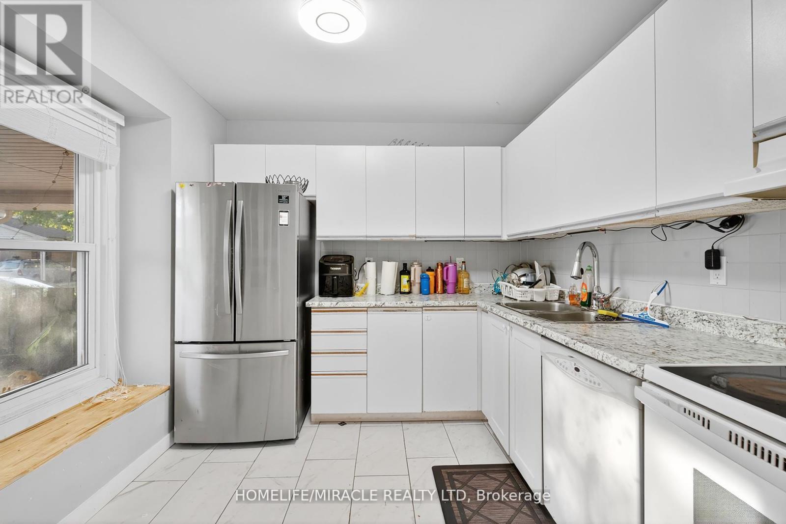 28 - 1318 Highbury Avenue, London East, ON - Indoor Photo Showing Kitchen With Double Sink