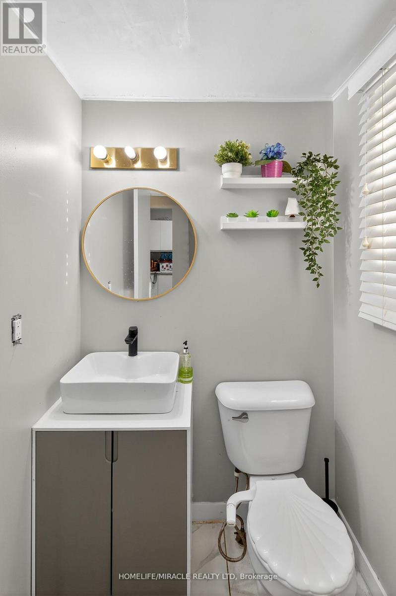 28 - 1318 Highbury Avenue, London East, ON - Indoor Photo Showing Bathroom