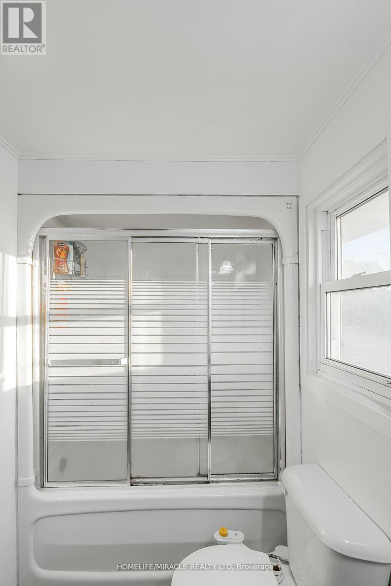 28 - 1318 Highbury Avenue, London East, ON - Indoor Photo Showing Bathroom