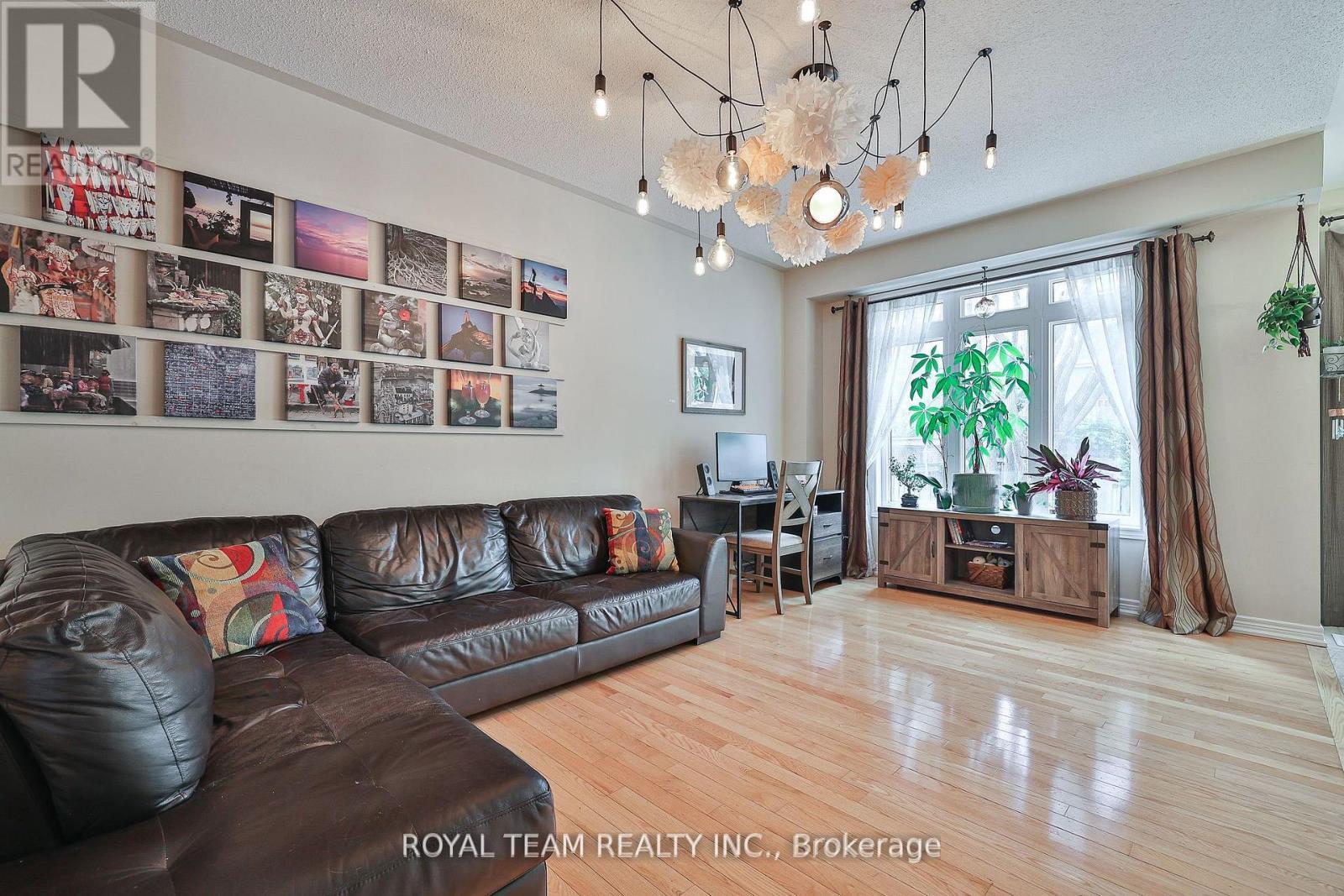 76 Degas Drive, Vaughan, ON - Indoor Photo Showing Living Room