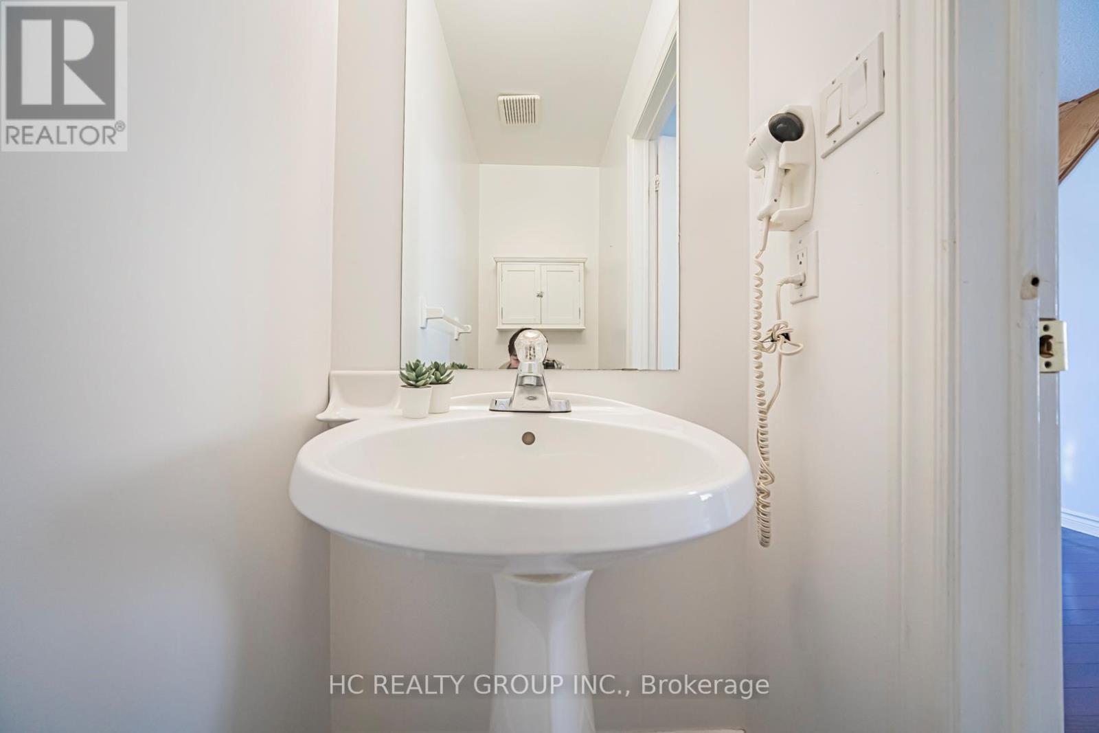 2066 Pineview Drive, Oakville, ON - Indoor Photo Showing Bathroom