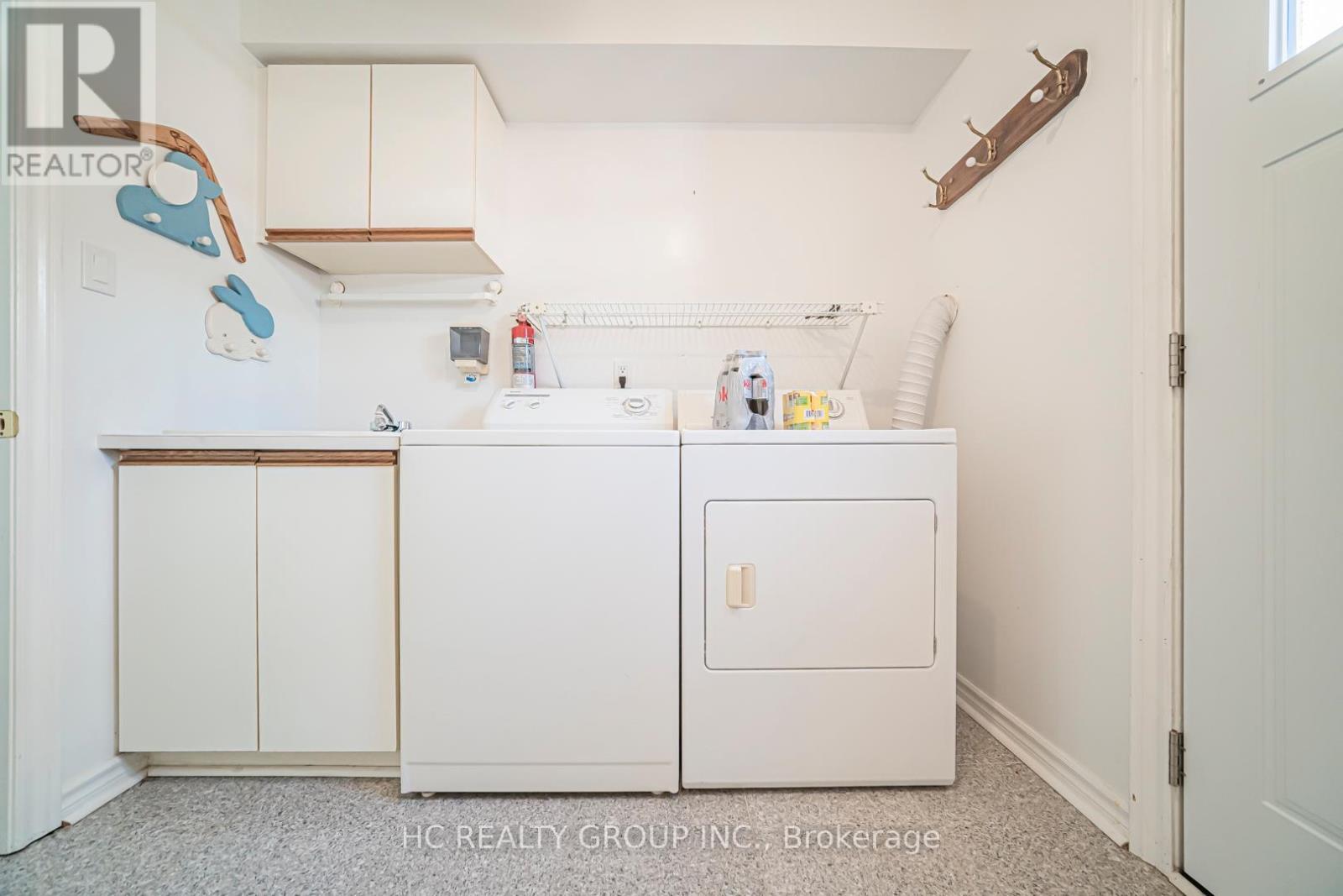 2066 Pineview Drive, Oakville, ON - Indoor Photo Showing Laundry Room