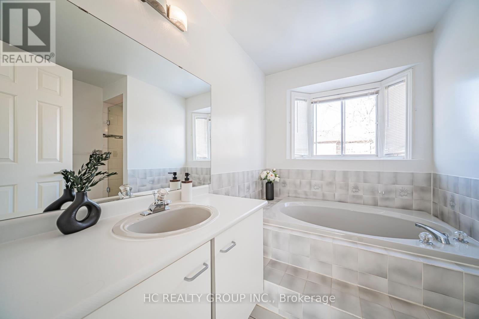 2066 Pineview Drive, Oakville, ON - Indoor Photo Showing Bathroom