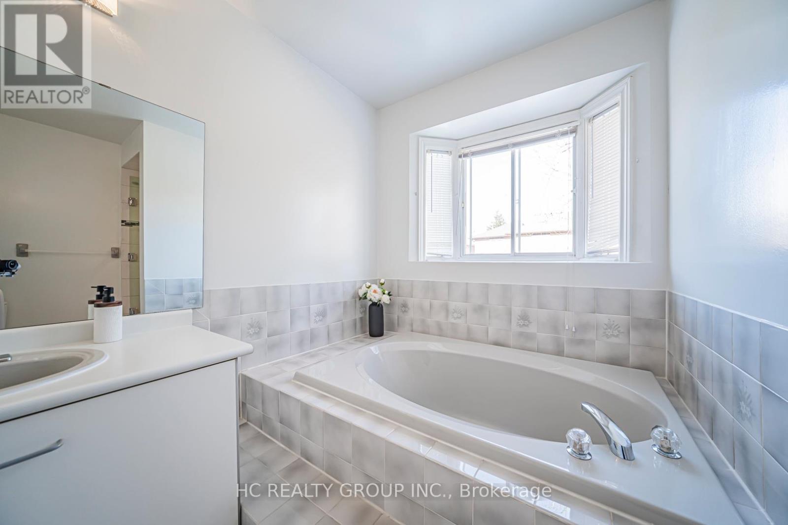 2066 Pineview Drive, Oakville, ON - Indoor Photo Showing Bathroom