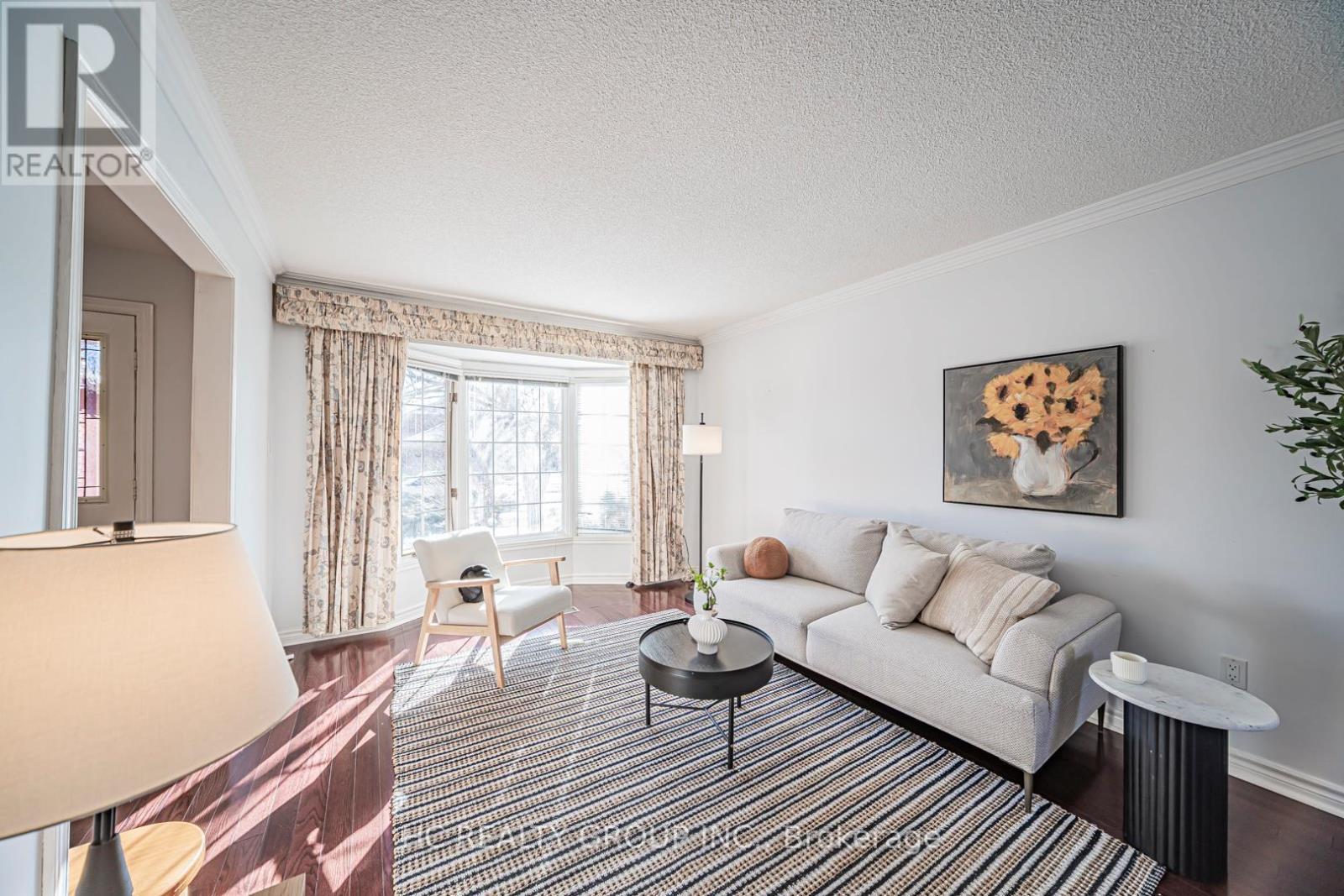 2066 Pineview Drive, Oakville, ON - Indoor Photo Showing Living Room
