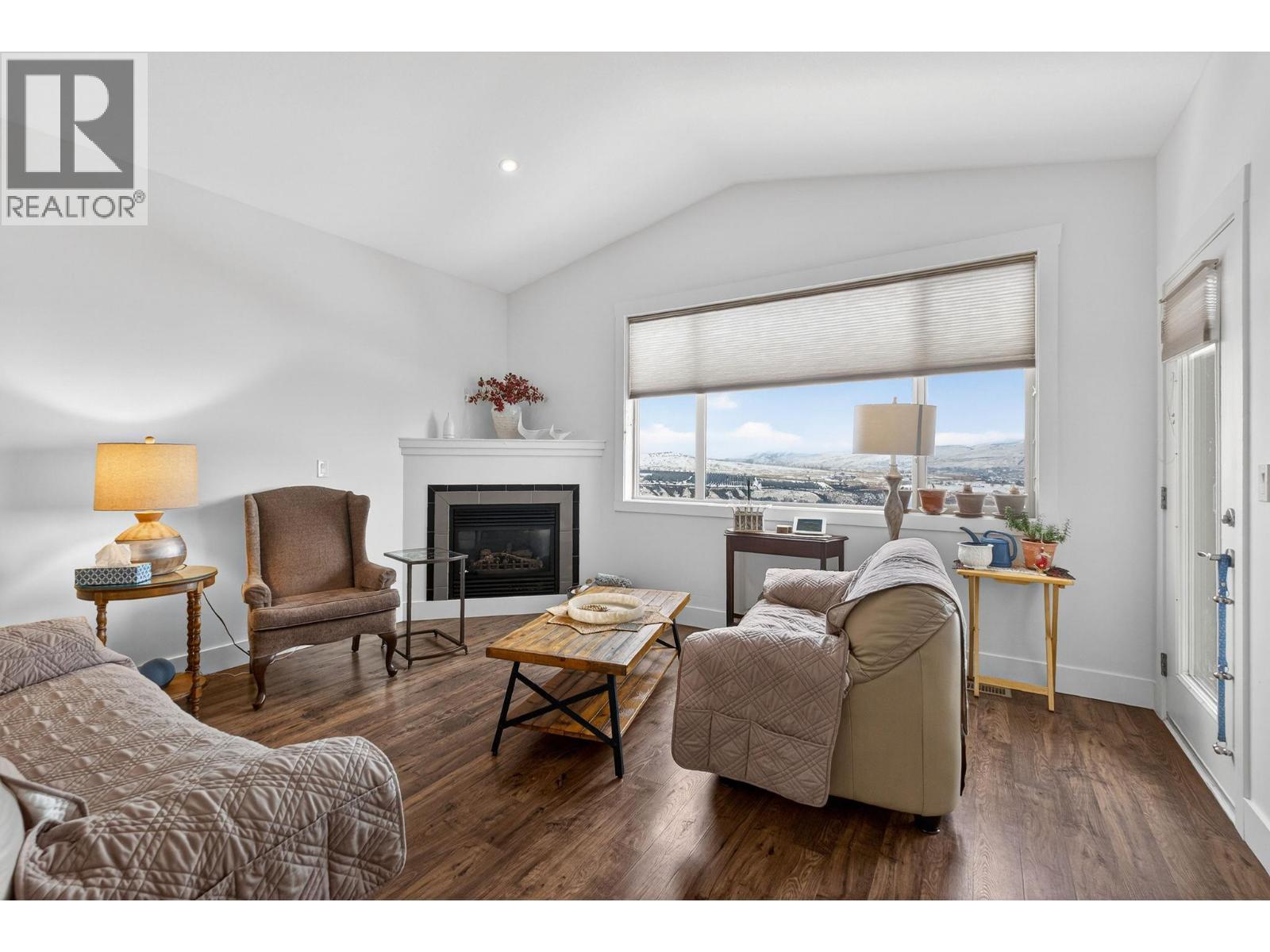 1040 Mt Revelstoke Place Unit# 32, Vernon, BC - Indoor Photo Showing Living Room With Fireplace