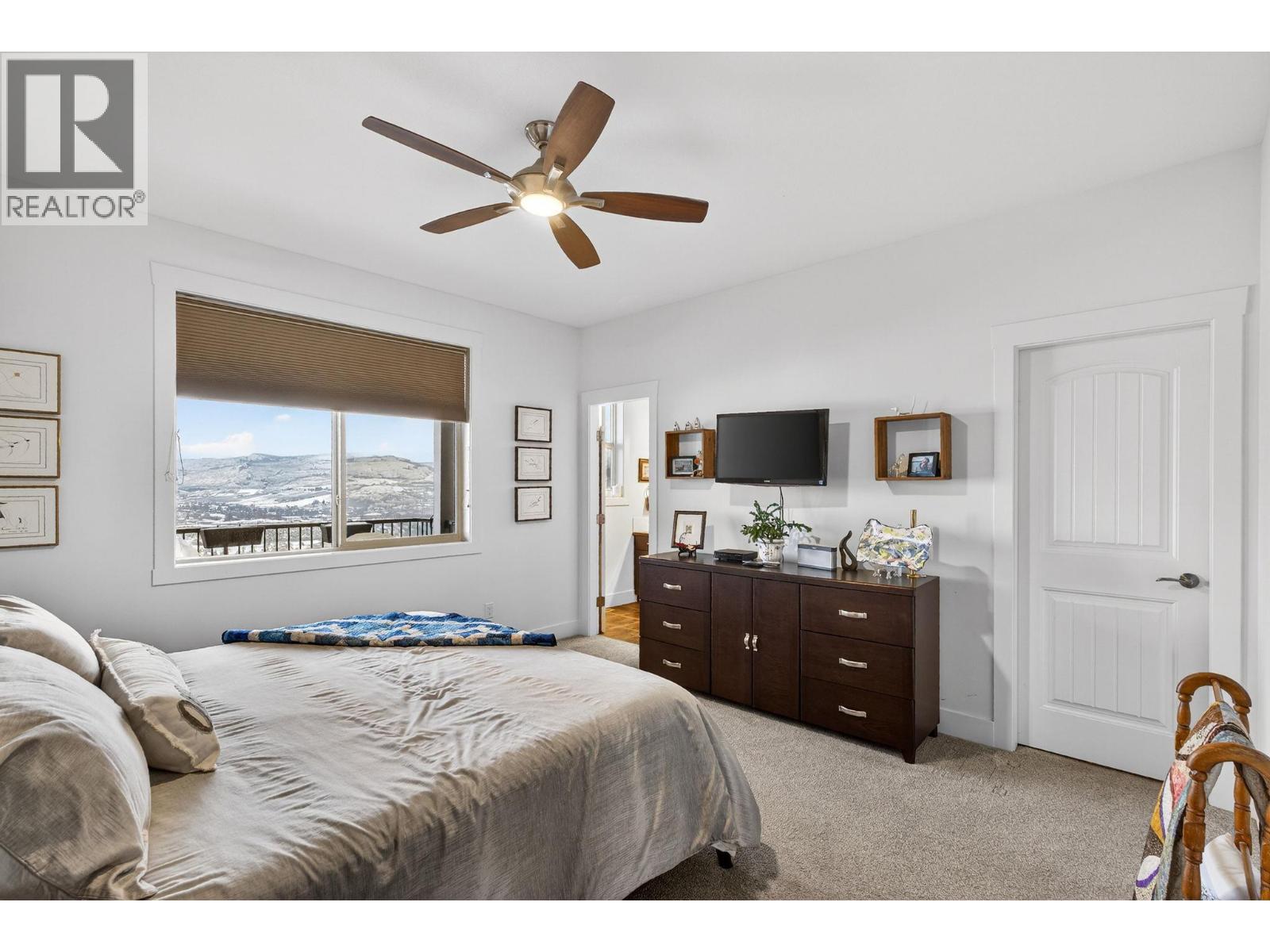 1040 Mt Revelstoke Place Unit# 32, Vernon, BC - Indoor Photo Showing Bedroom