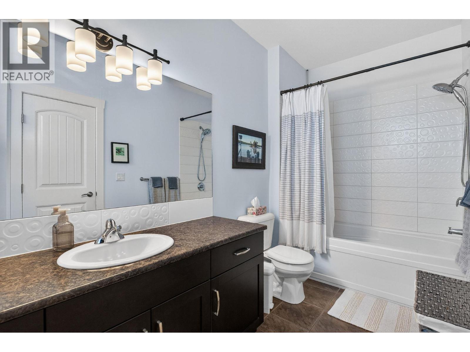 1040 Mt Revelstoke Place Unit# 32, Vernon, BC - Indoor Photo Showing Bathroom