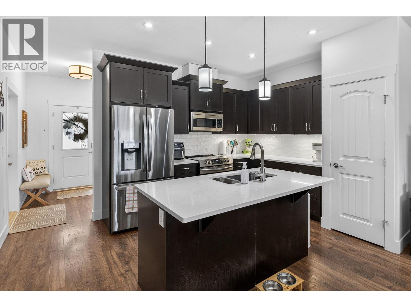1040 Mt Revelstoke Place Unit# 32, Vernon, BC - Indoor Photo Showing Kitchen With Double Sink With Upgraded Kitchen