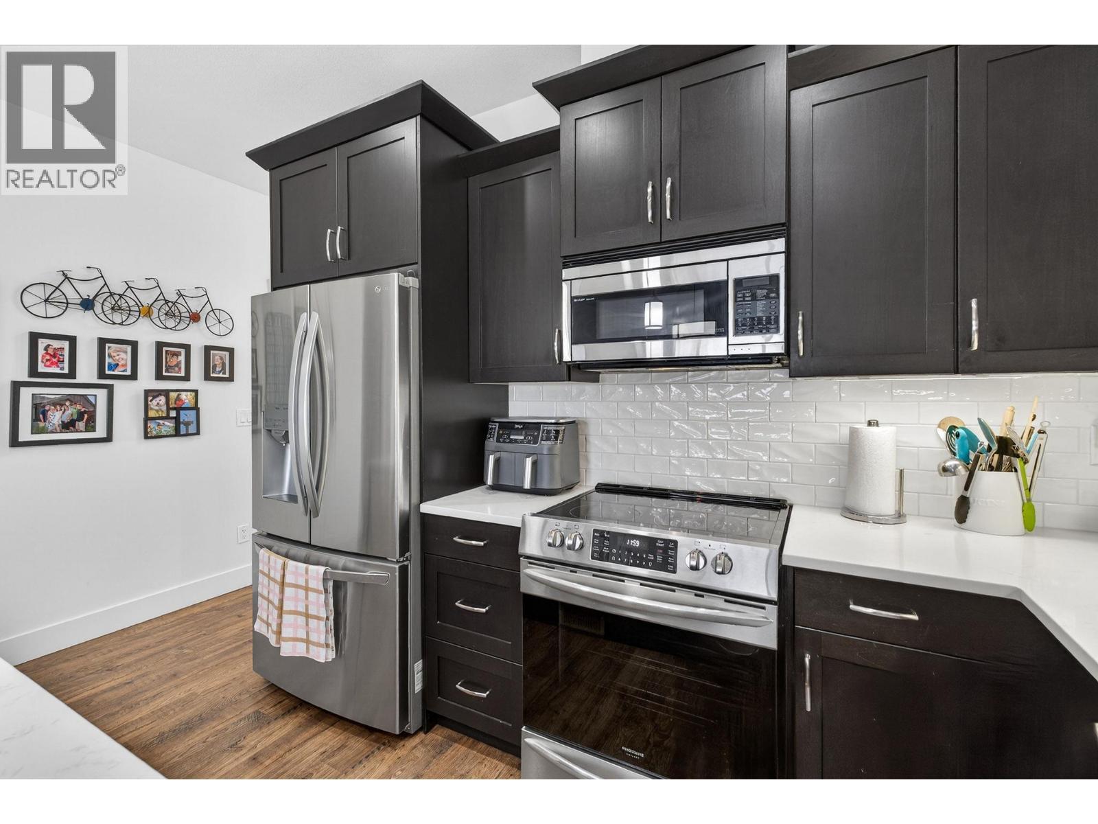 1040 Mt Revelstoke Place Unit# 32, Vernon, BC - Indoor Photo Showing Kitchen