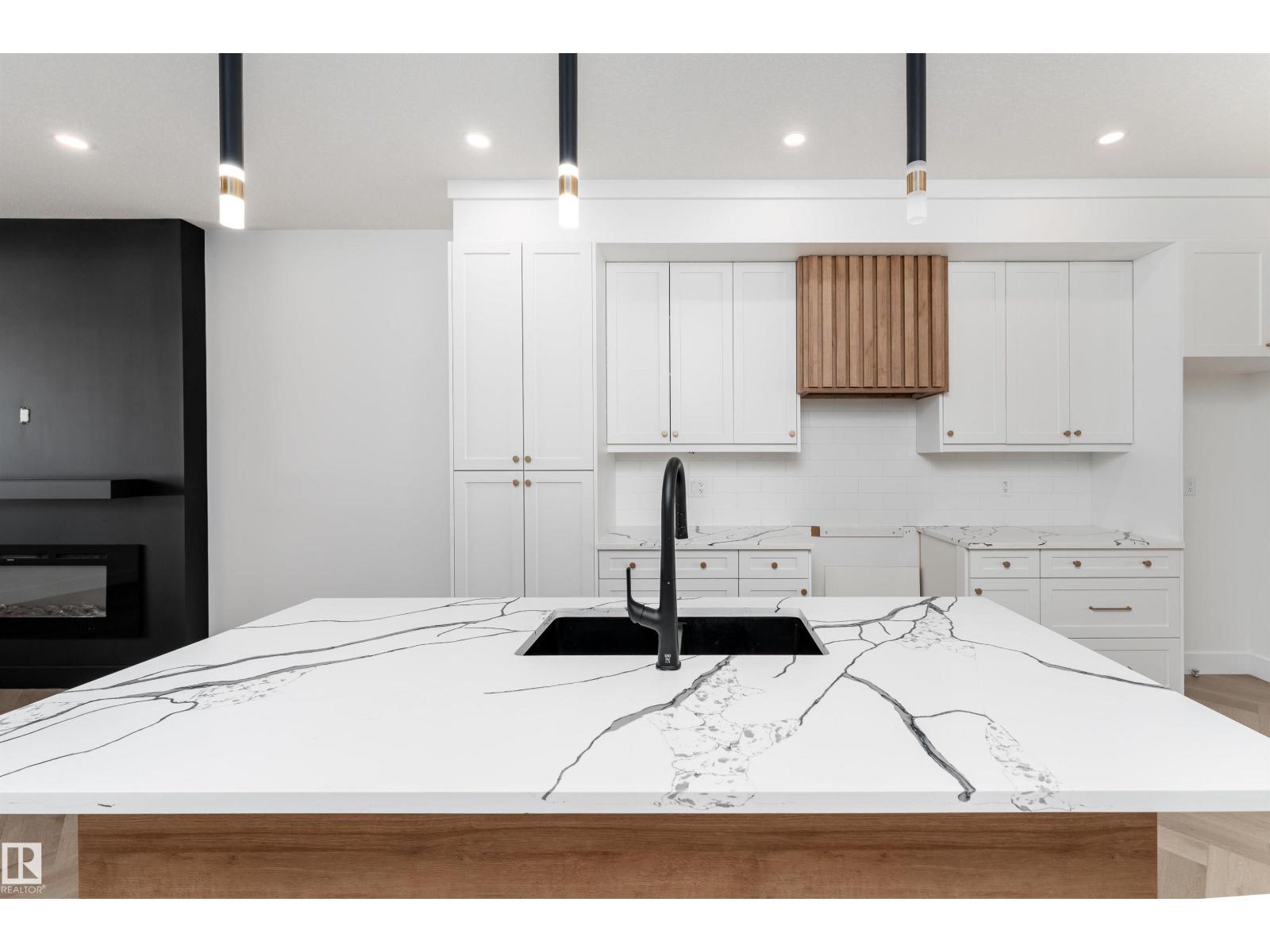 3127 Magpie Wy Nw, Edmonton, AB - Indoor Photo Showing Kitchen