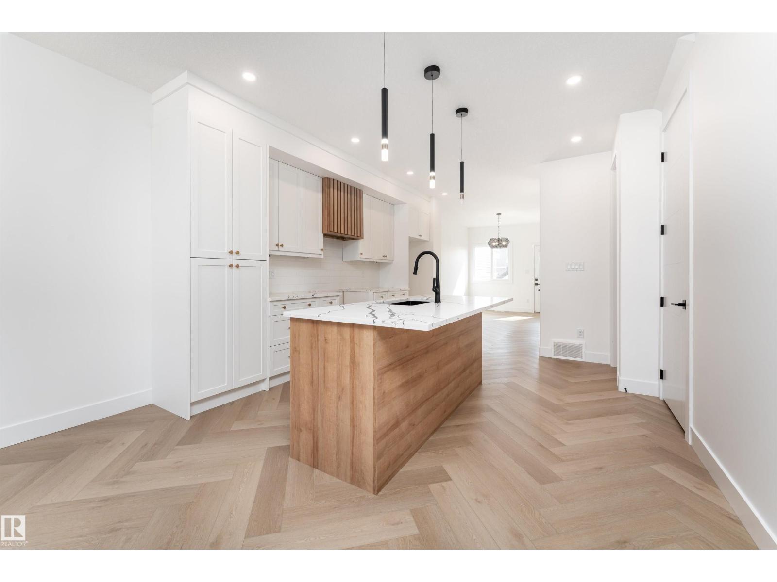 3127 Magpie Wy Nw, Edmonton, AB - Indoor Photo Showing Kitchen