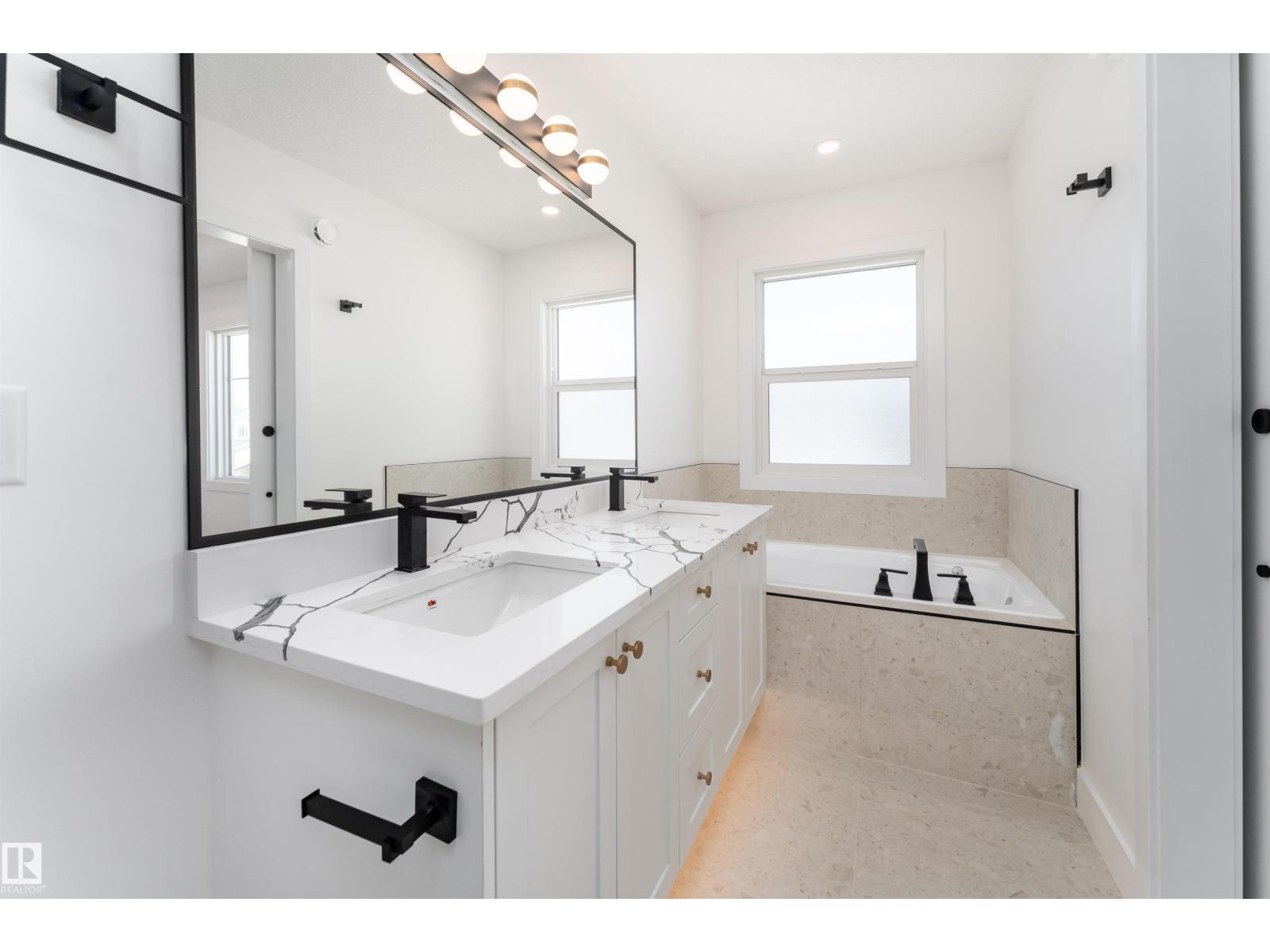3127 Magpie Wy Nw, Edmonton, AB - Indoor Photo Showing Bathroom