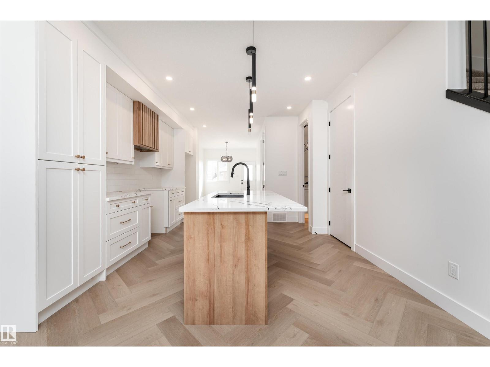 3127 Magpie Wy Nw, Edmonton, AB - Indoor Photo Showing Kitchen With Upgraded Kitchen