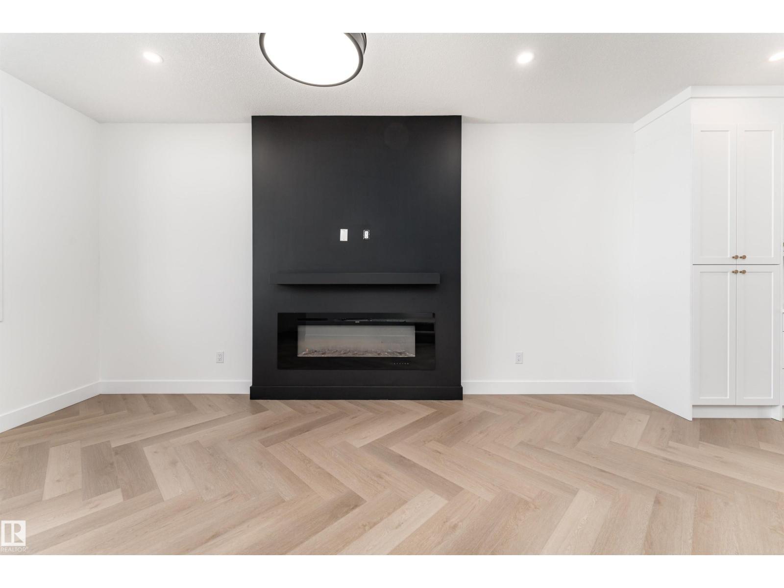 3127 Magpie Wy Nw, Edmonton, AB - Indoor Photo Showing Living Room With Fireplace