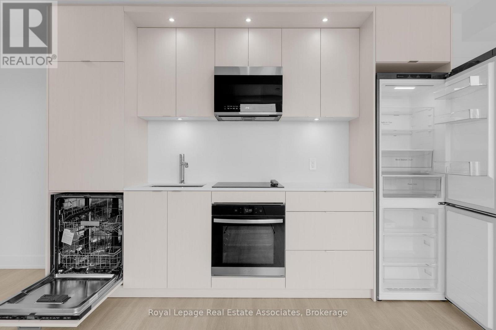 1012 - 60 Central Park Roadway, Toronto, ON - Indoor Photo Showing Kitchen