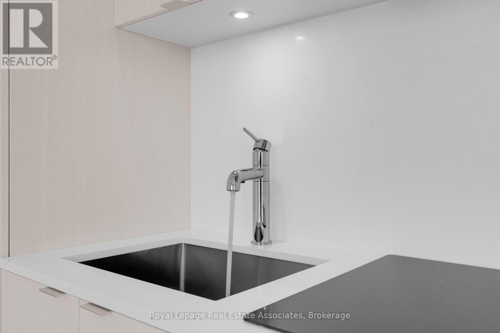 1012 - 60 Central Park Roadway, Toronto, ON - Indoor Photo Showing Kitchen