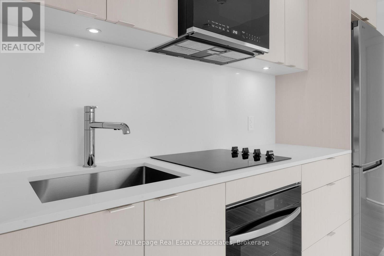 1012 - 60 Central Park Roadway, Toronto, ON - Indoor Photo Showing Kitchen