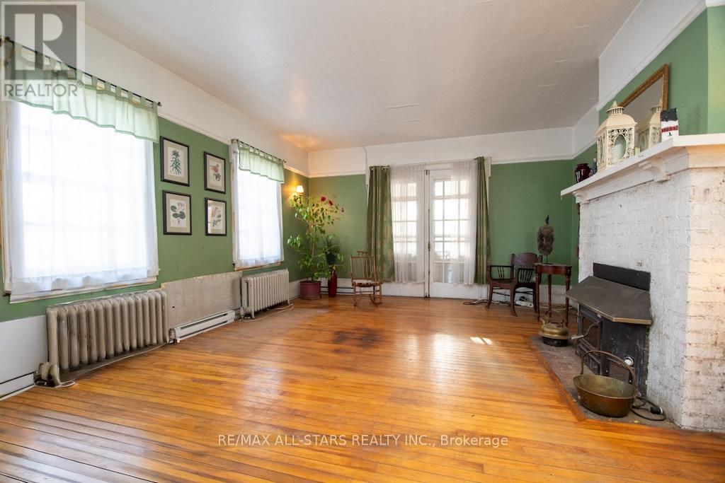 173 Lindsay Street S, Kawartha Lakes (Lindsay), ON - Indoor With Fireplace