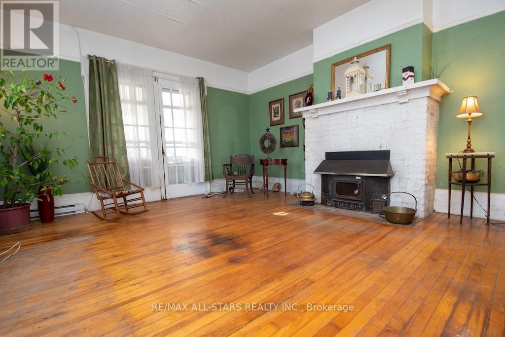 173 Lindsay Street S, Kawartha Lakes (Lindsay), ON - Indoor Photo Showing Living Room With Fireplace