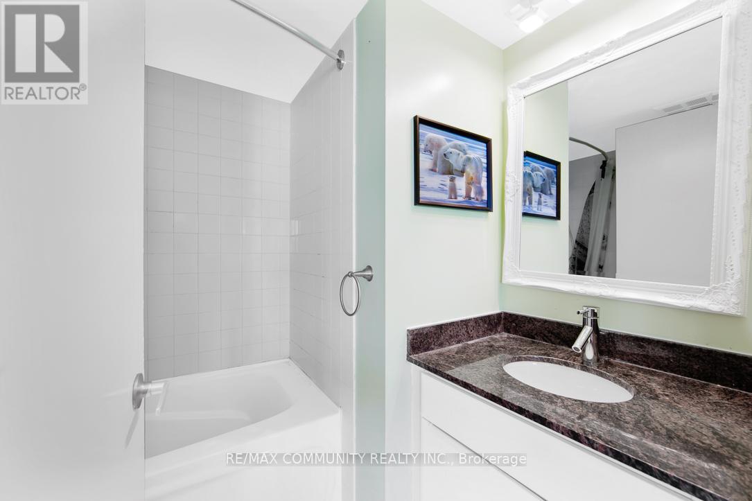 1903 - 38 Lee Centre Drive, Toronto, ON - Indoor Photo Showing Bathroom