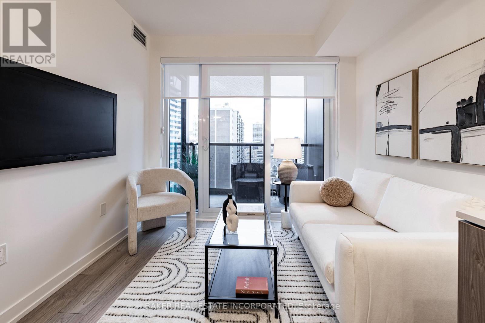 1007 - 223 Redpath Avenue, Toronto, ON - Indoor Photo Showing Living Room