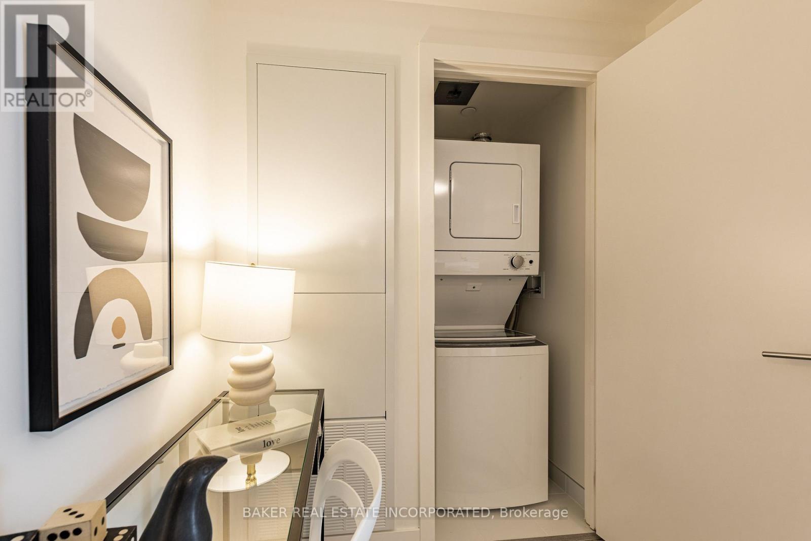 1007 - 223 Redpath Avenue, Toronto, ON - Indoor Photo Showing Laundry Room