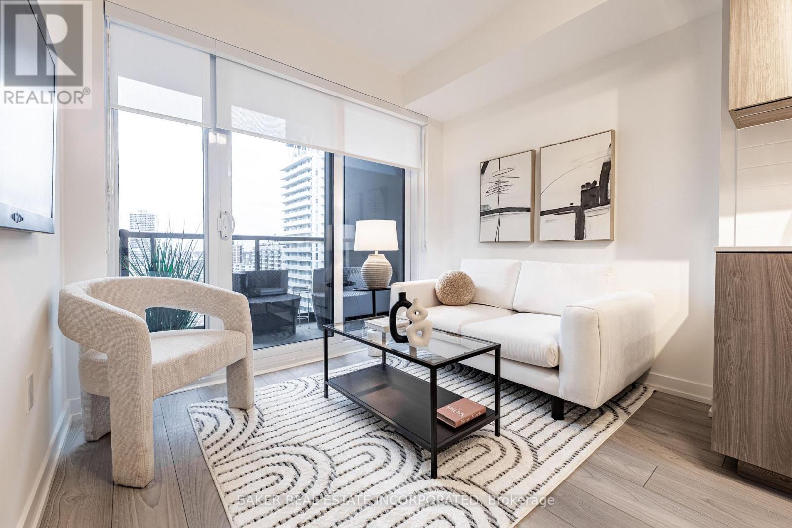 1007 - 223 Redpath Avenue, Toronto, ON - Indoor Photo Showing Living Room