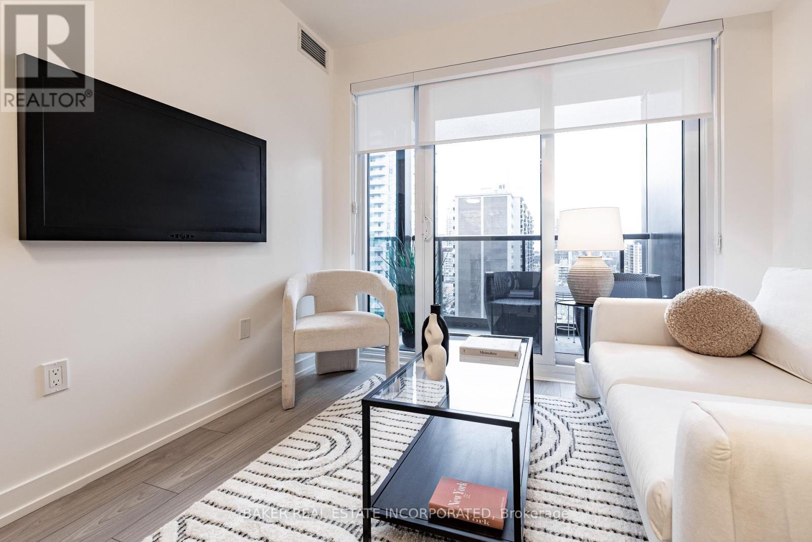 1007 - 223 Redpath Avenue, Toronto, ON - Indoor Photo Showing Living Room