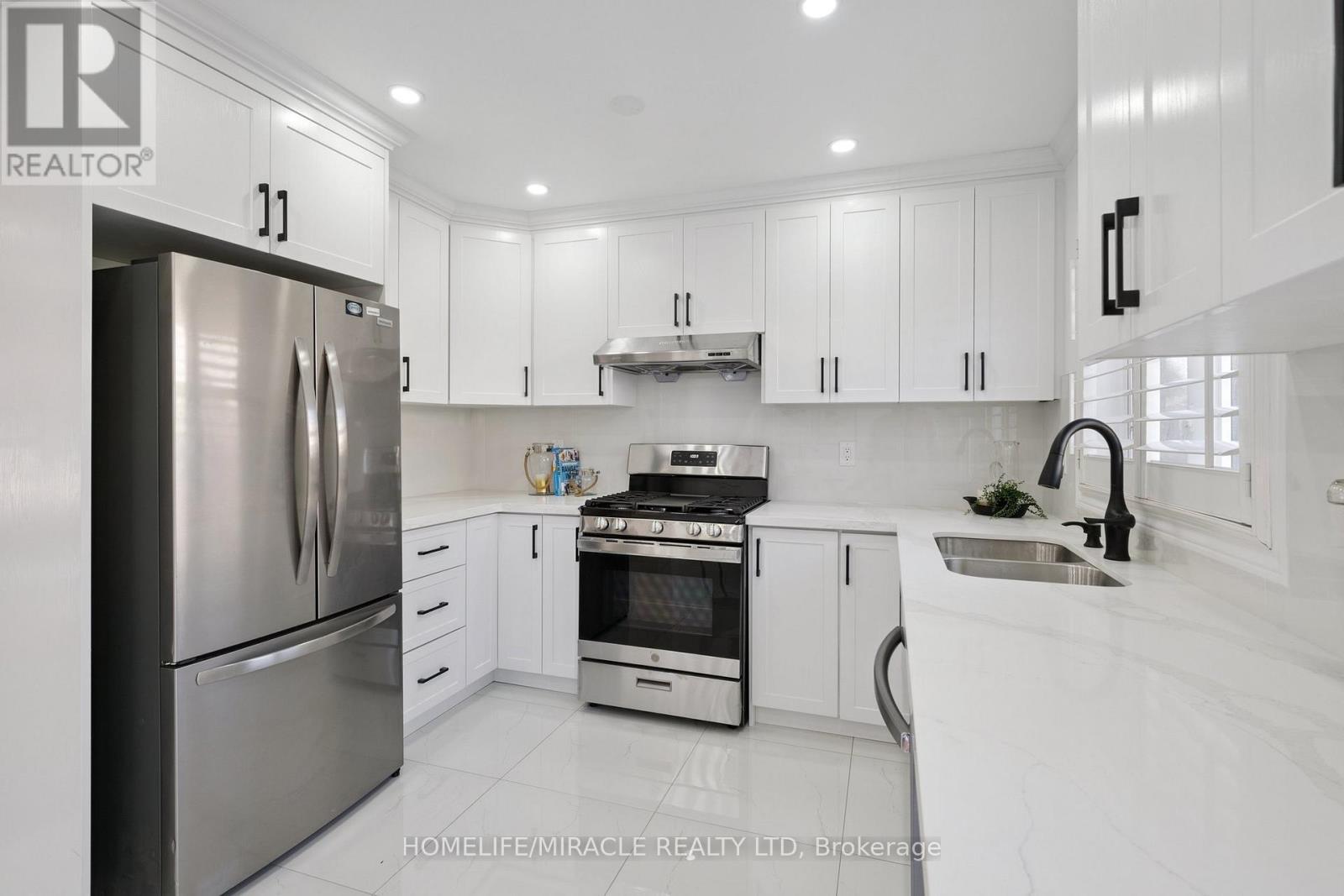 7562 Black Walnut Trail, Mississauga, ON - Indoor Photo Showing Kitchen With Stainless Steel Kitchen With Double Sink With Upgraded Kitchen